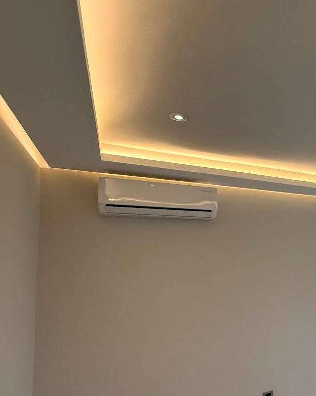 Minisplit instalado en una recámara con iluminación indirecta