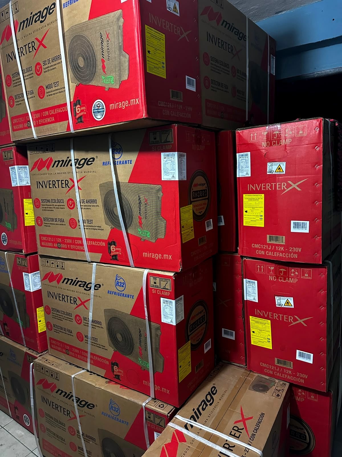 Cajas de minisplits Mirage inverter nuevos en la bodega de IMAC