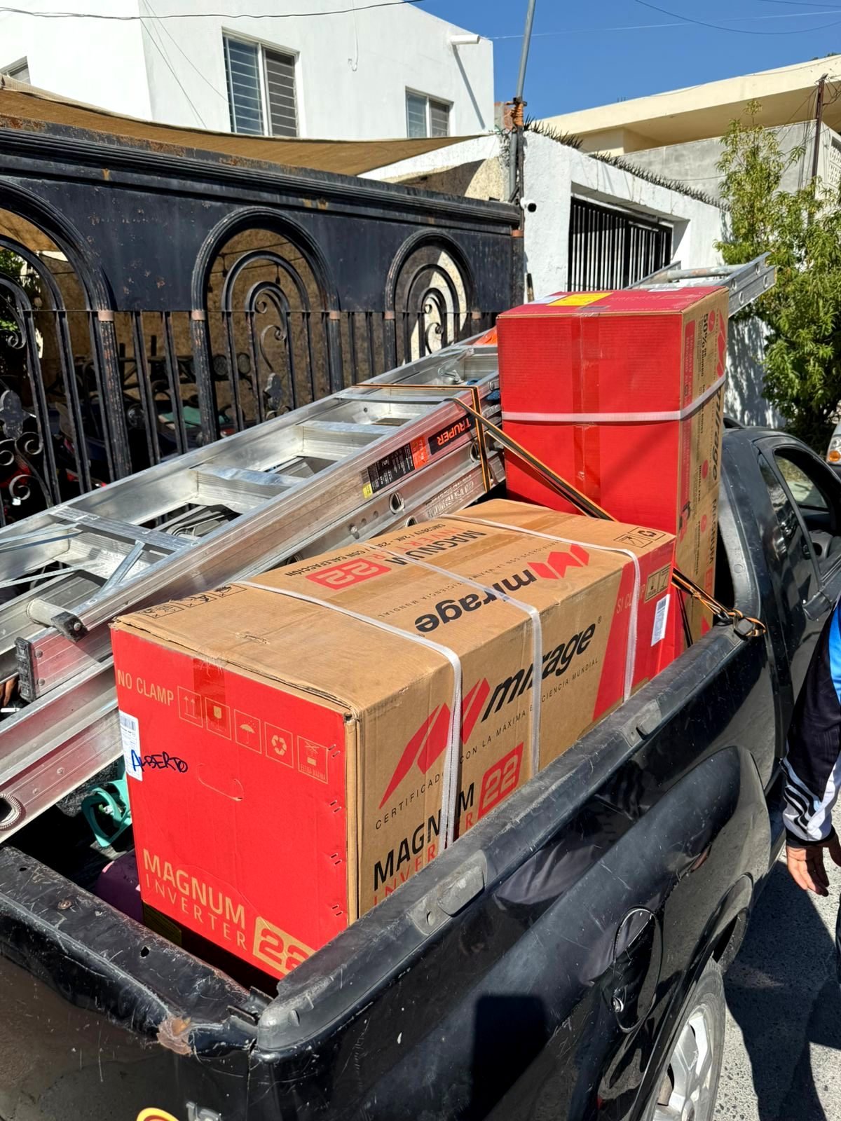 Condensadora Magnum 22 en su caja, en la batea de la camioneta junto a una escalera