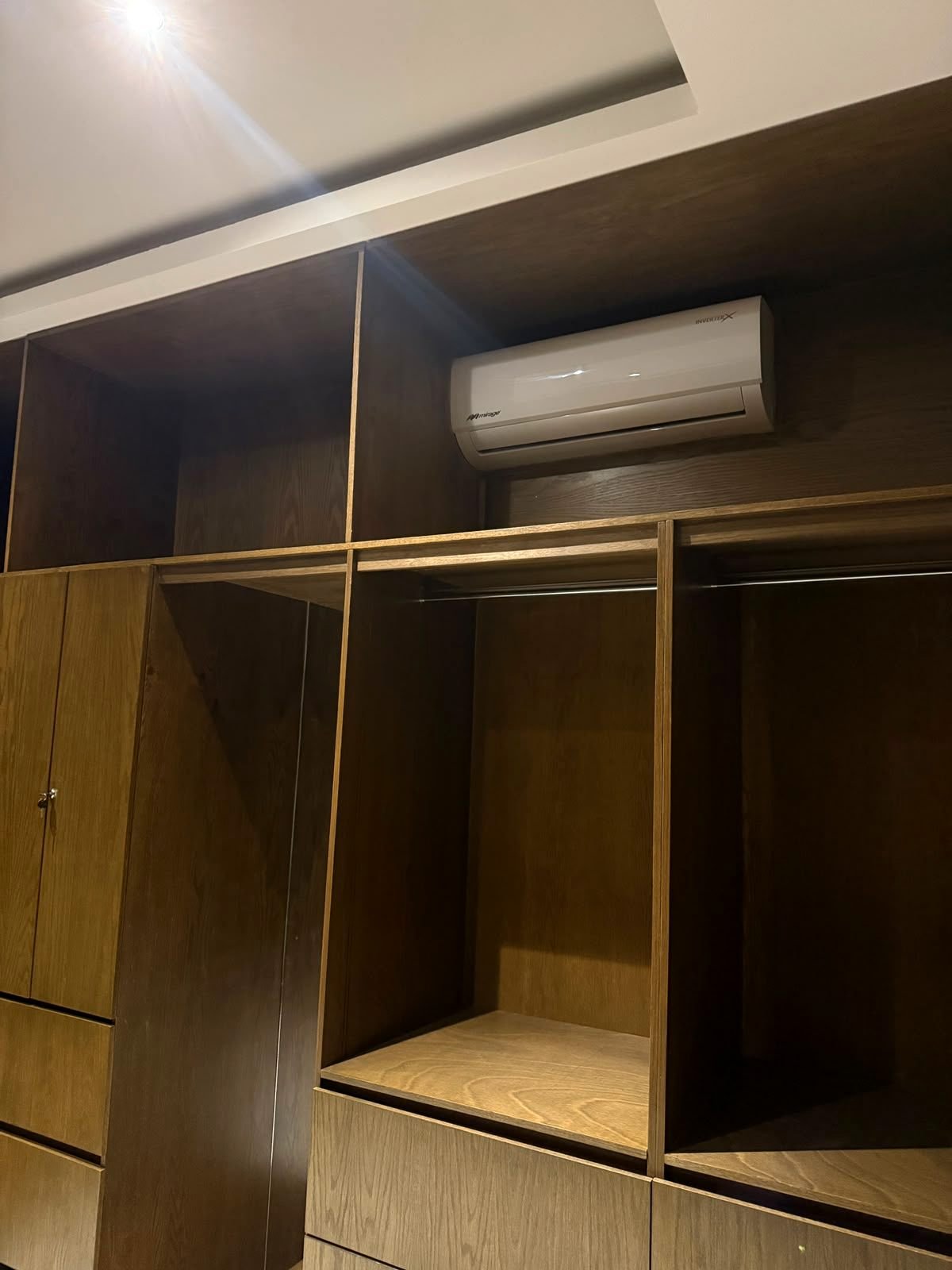 Minisplit instalado en la parte alta de un vestidor de madera